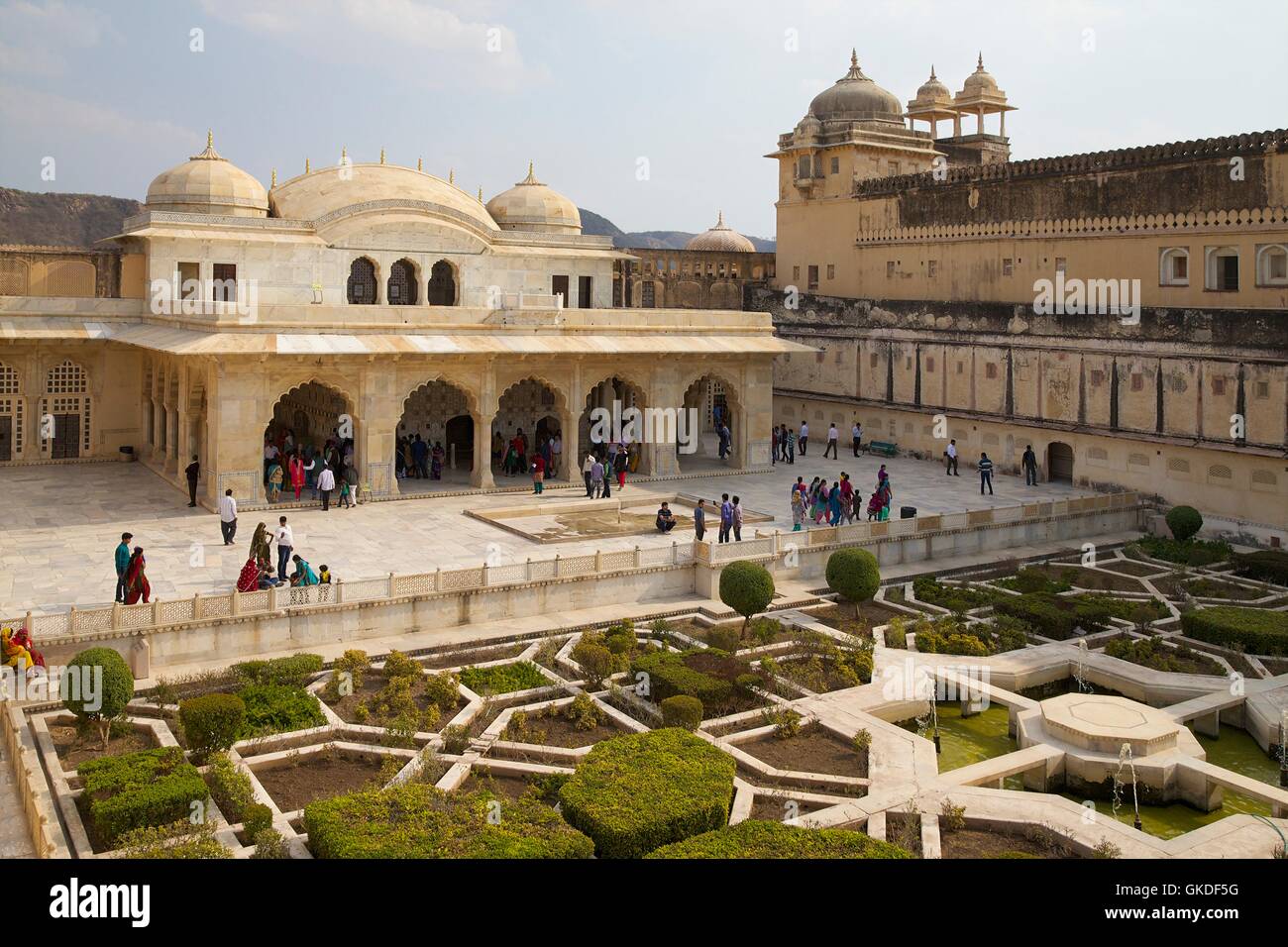 Los jardines y el salón de los espejos, Sheesh Mahal, el Fuerte Amber, Jaipur, Rajasthan, India Foto de stock