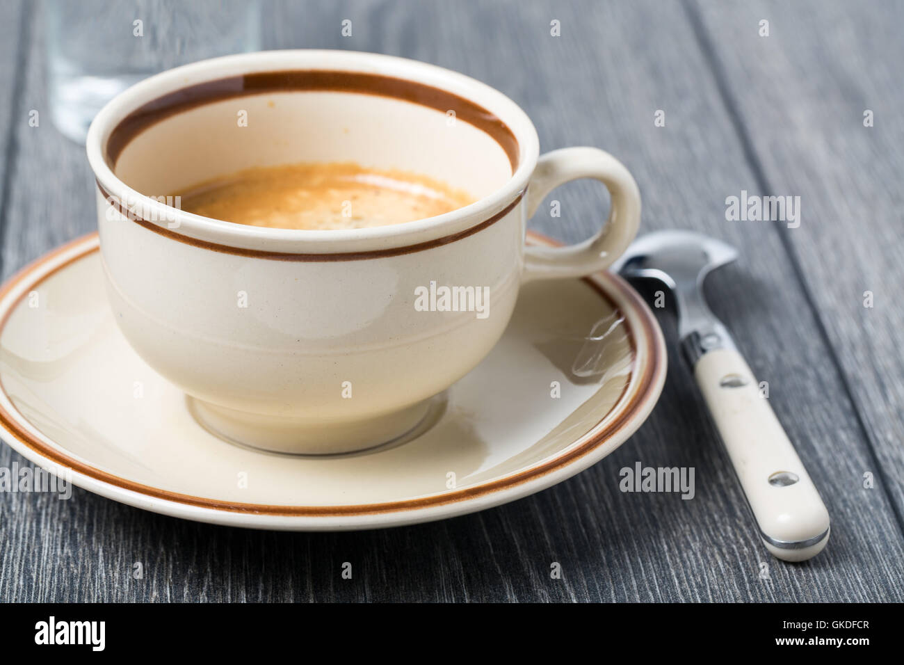 Con la taza de café espresso Foto de stock