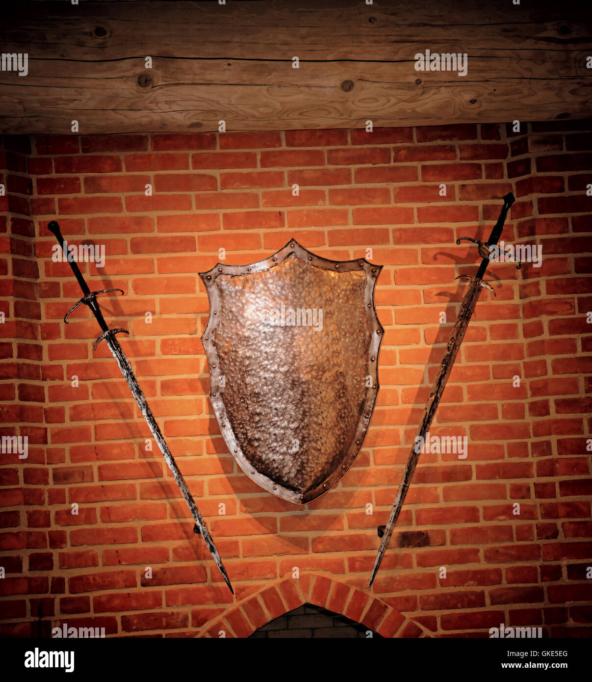 Edad media blindaje metálico y dos espadas en una pared. Foto de stock