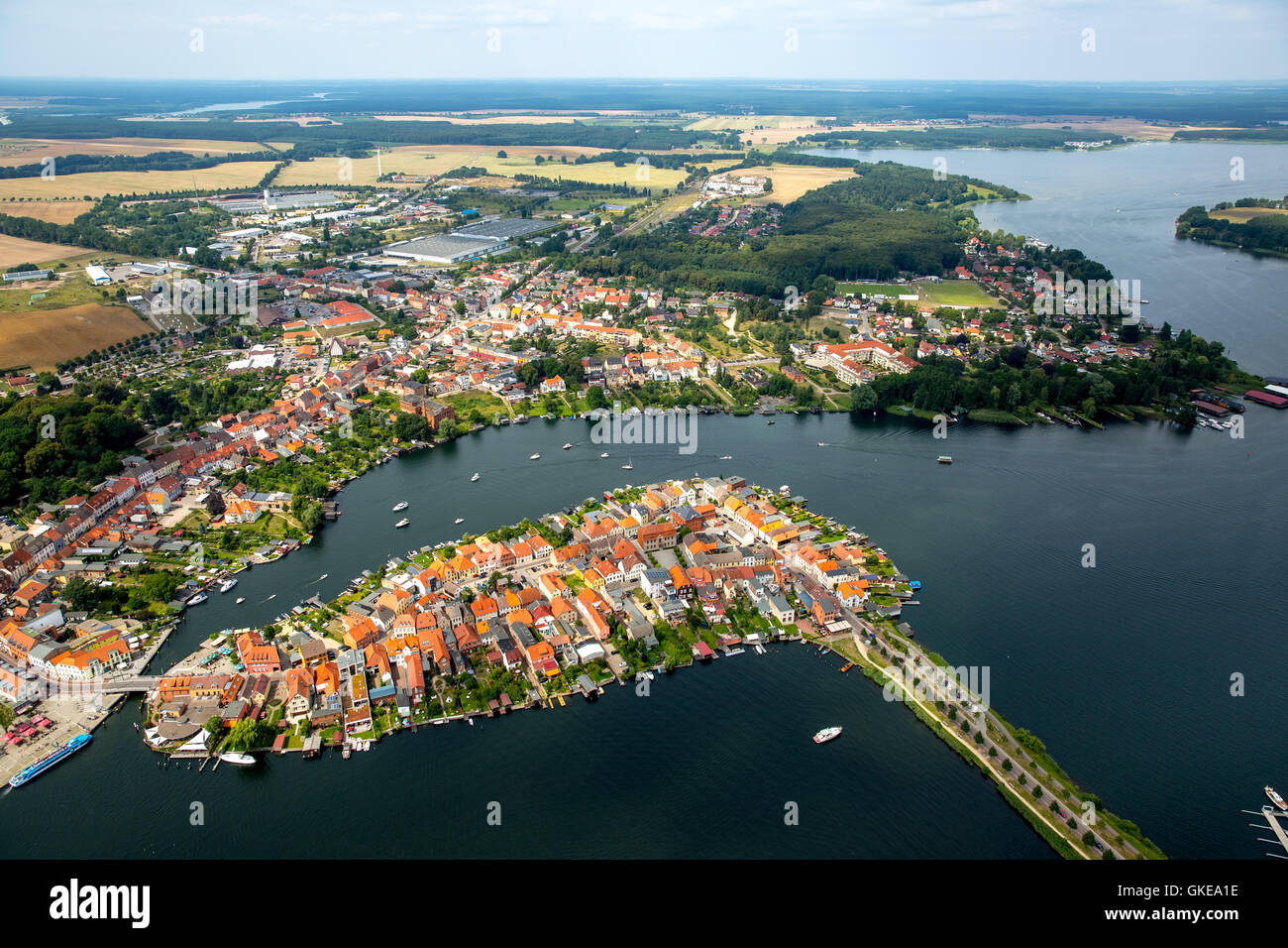 Vista aérea de la isla, con sede en Malchow puerto y nuevos puente levadizo, Malchow, Mecklenburg Lake District, Mecklenburgian Suiza, Foto de stock