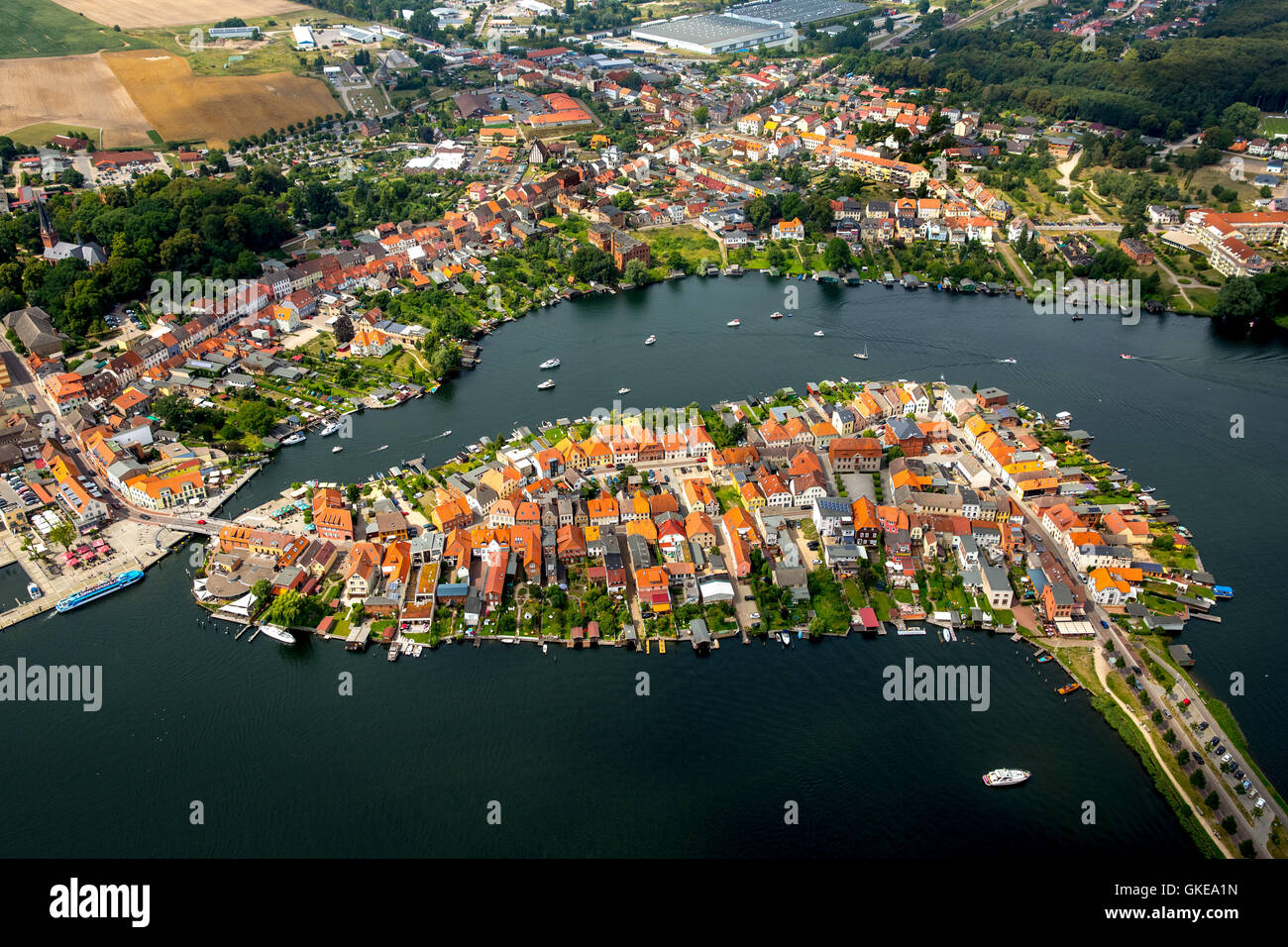 Vista aérea de la isla, con sede en Malchow puerto y nuevos puente levadizo, Malchow, Mecklenburg Lake District, Mecklenburgian Suiza, Foto de stock