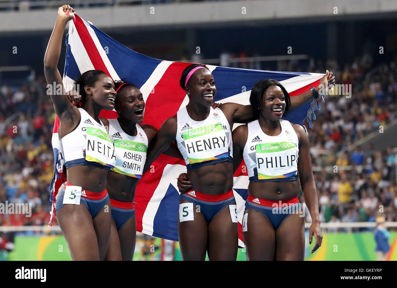 Gran Bretaña Daryll Neita, Dina Asher-Smith, Desiree Henry y Asha Philip celebran tras ganar la medalla de bronce en el Women's 4 x 100m relevos en el Estadio Olímpico en el decimocuarto día de los Juegos Olímpicos de Río de Janeiro, Brasil. Foto de stock