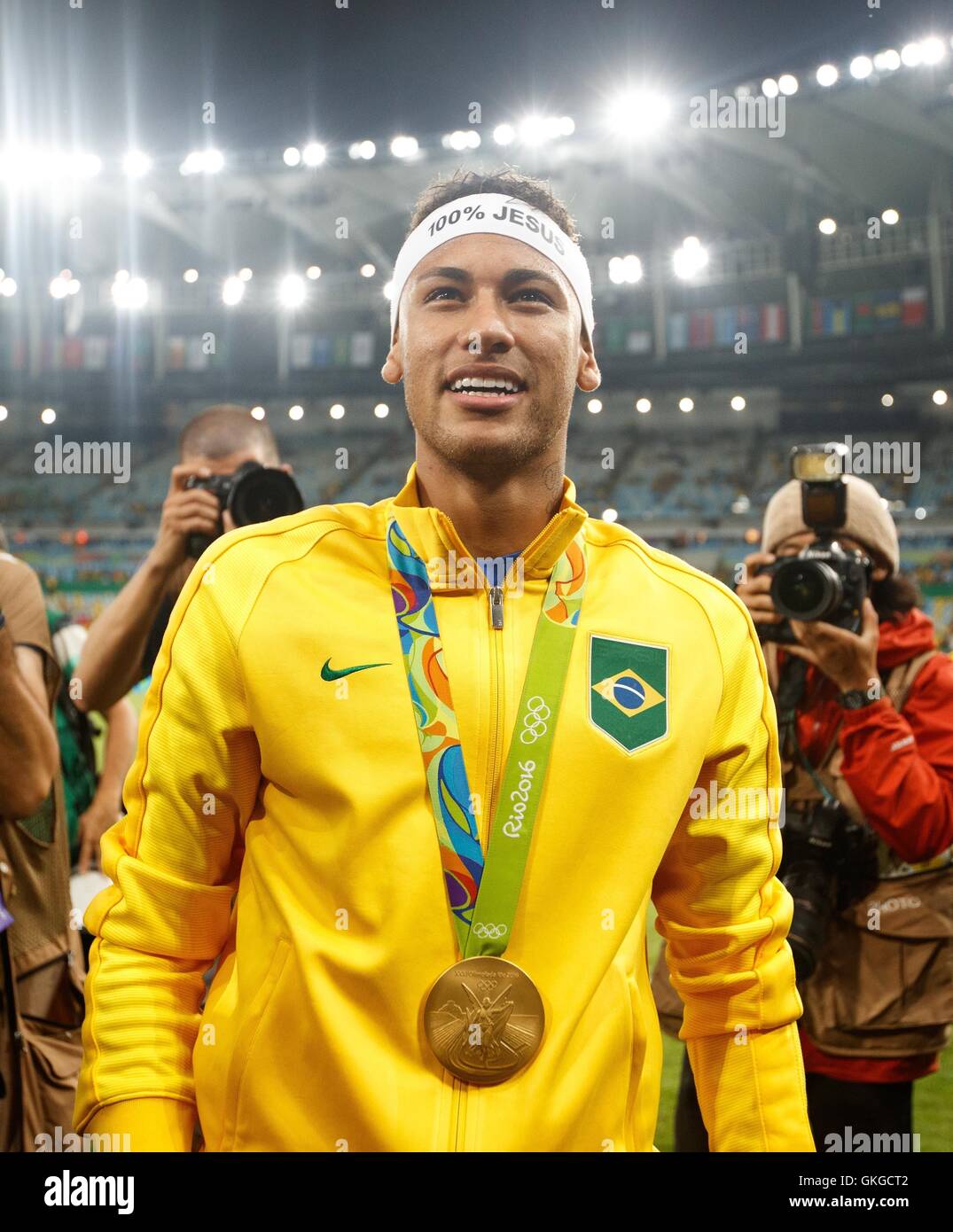 Río de Janeiro, Brasil. 20 Aug, 2016. Neymar Jr. de Brasil con la medalla  de oro tras el partido entre Brasil vs Alemania válido por la competencia  por el oro fútbol Juegos