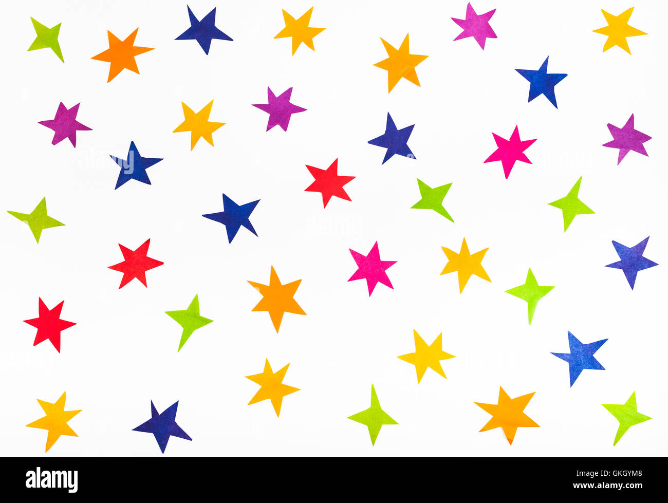 Vista superior de varias estrellas recortadas de papel de colores sobre  fondo blanco Fotografía de stock - Alamy