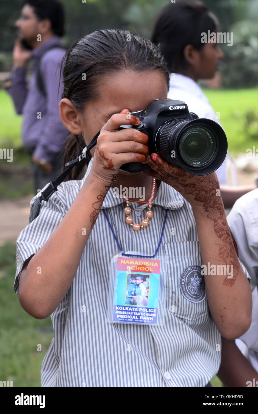 Los niños de la calle de Nava Disha cámara DSLR probado por primera vez en  ocasión del Día Mundial de la fotografía. World Photography día observado  en Calcuta, junto con las otras