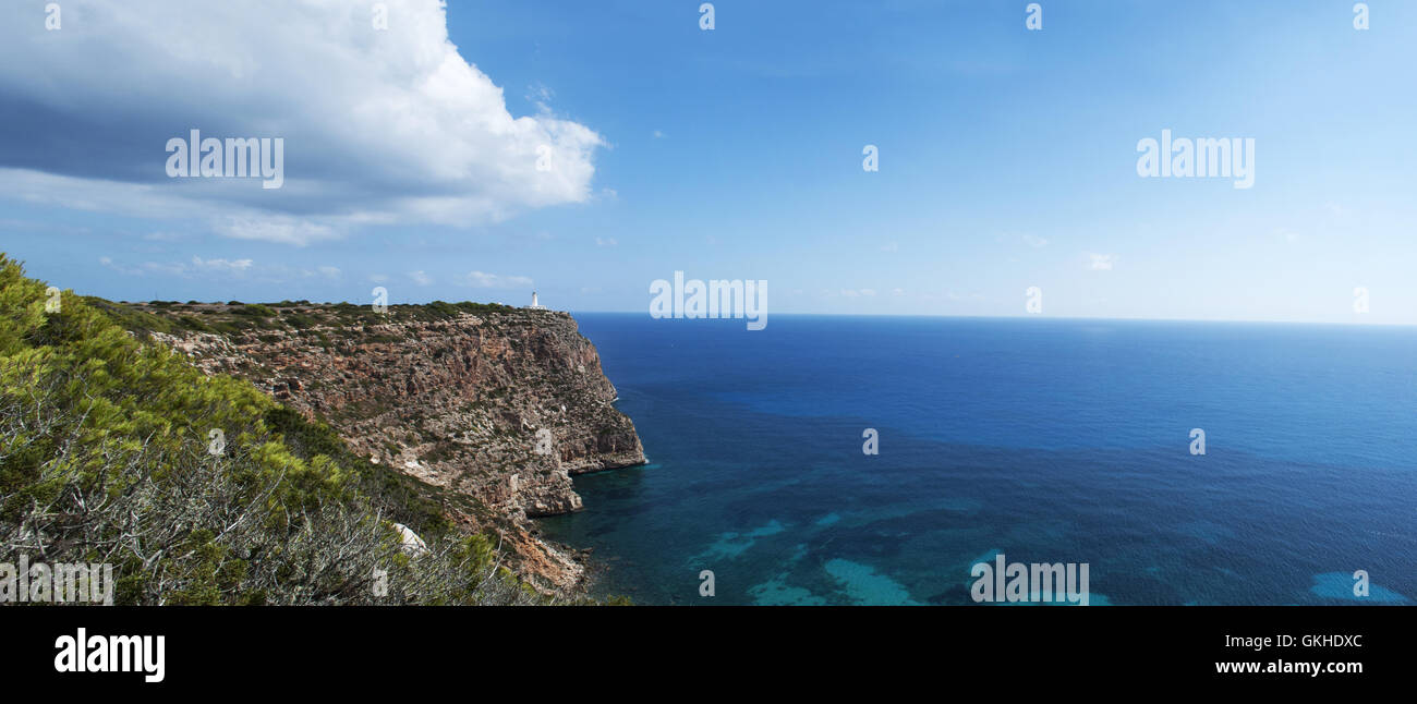 Fomentera, Islas Baleares: Vista del faro de La Mola, en la cima de un espectacular acantilado, fue inaugurado el 30 de noviembre, 1861 Foto de stock