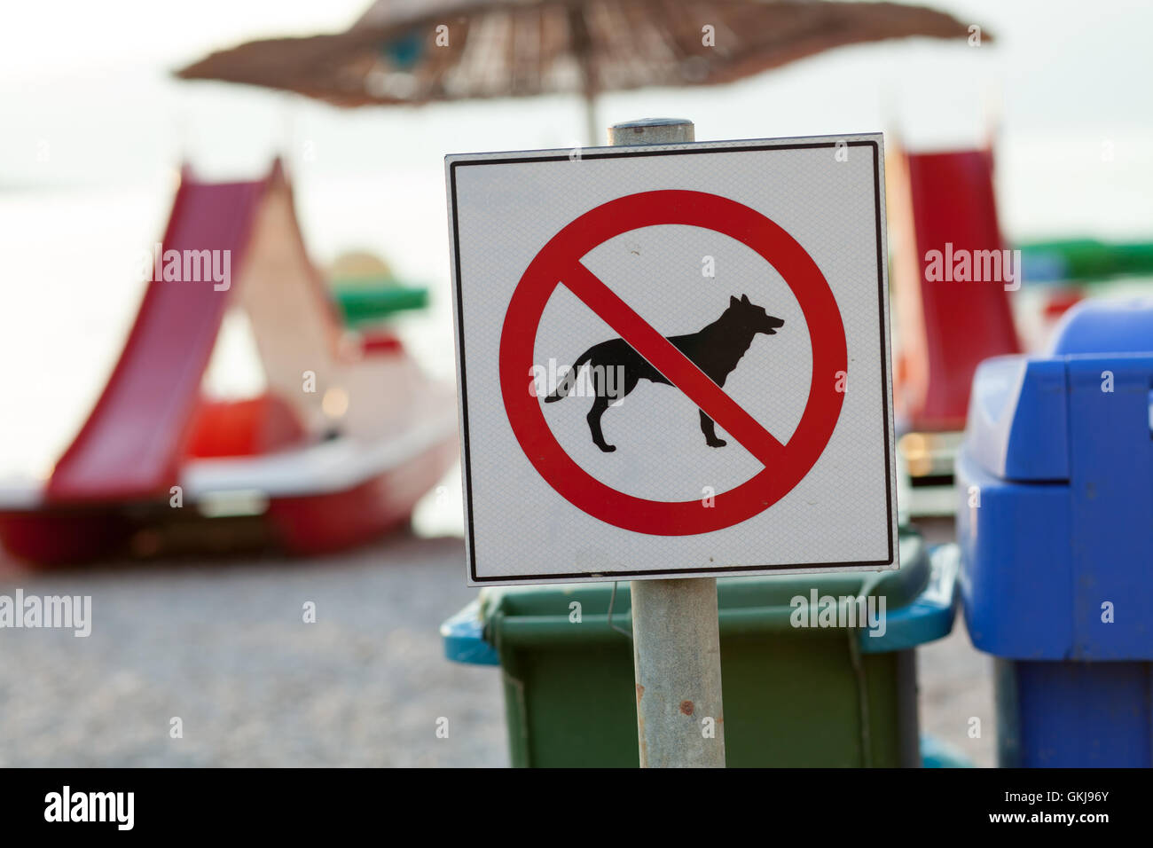 No hay ninguna entrada. Los carteles anunciando la prohibición de perros en la playa. Superficial (DOF) centrarse en el fondo borroso de la marca. Foto de stock