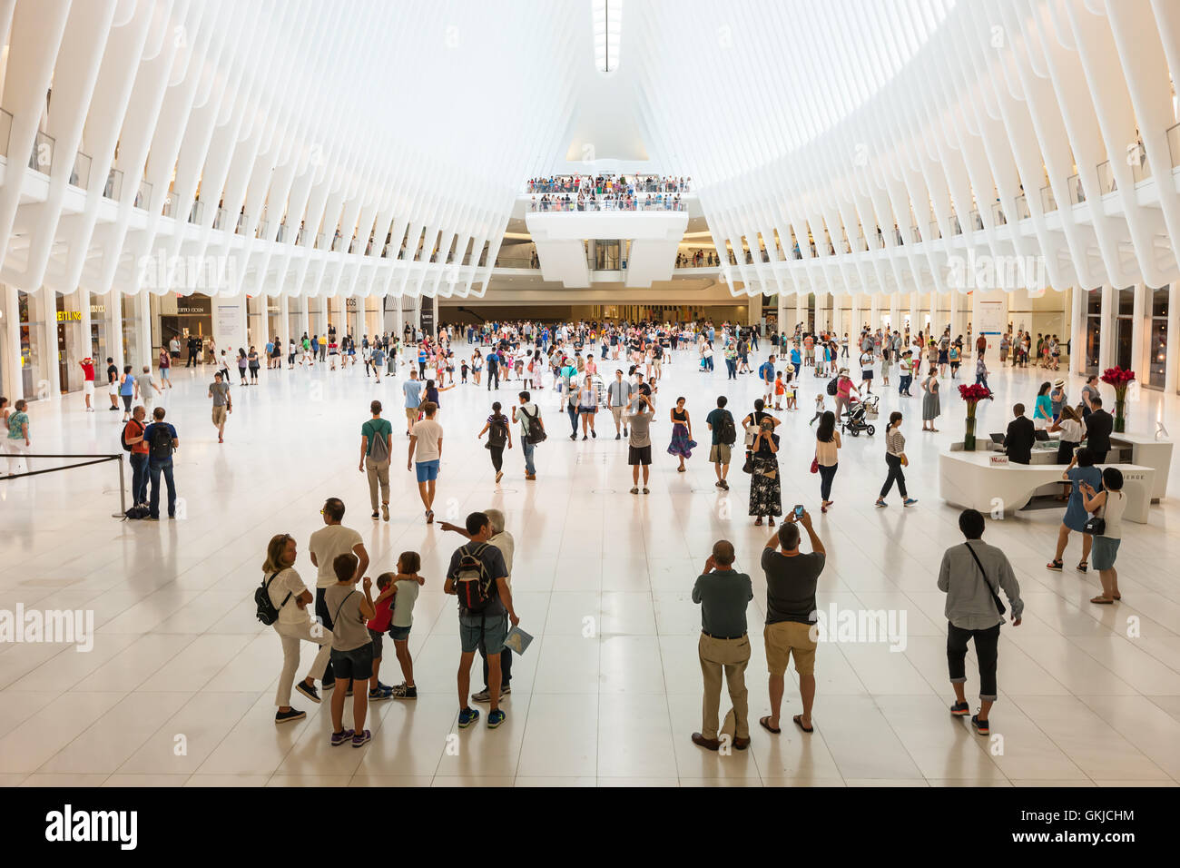 Los compradores y los turistas disfrutan de la vista del interior el Oculus y tiendas en el centro comercial Westfield Mall World Trade Center en la Ciudad de Nueva York. Foto de stock