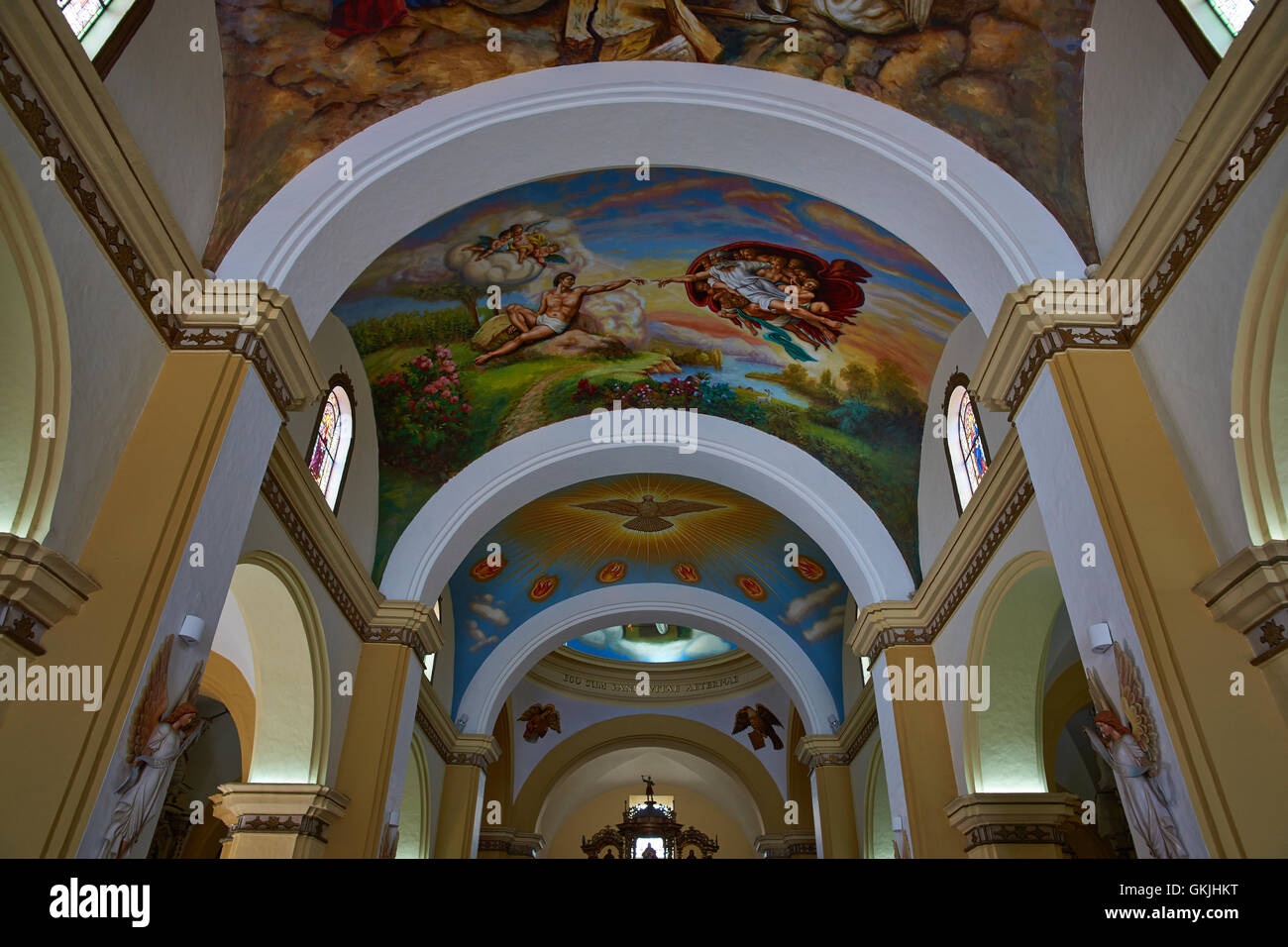 Coloridas pinturas que adornan el techo de la Catedral de Trujillo en la  histórica Plaza de Armas de la ciudad de Trujillo, Perú Fotografía de stock  - Alamy