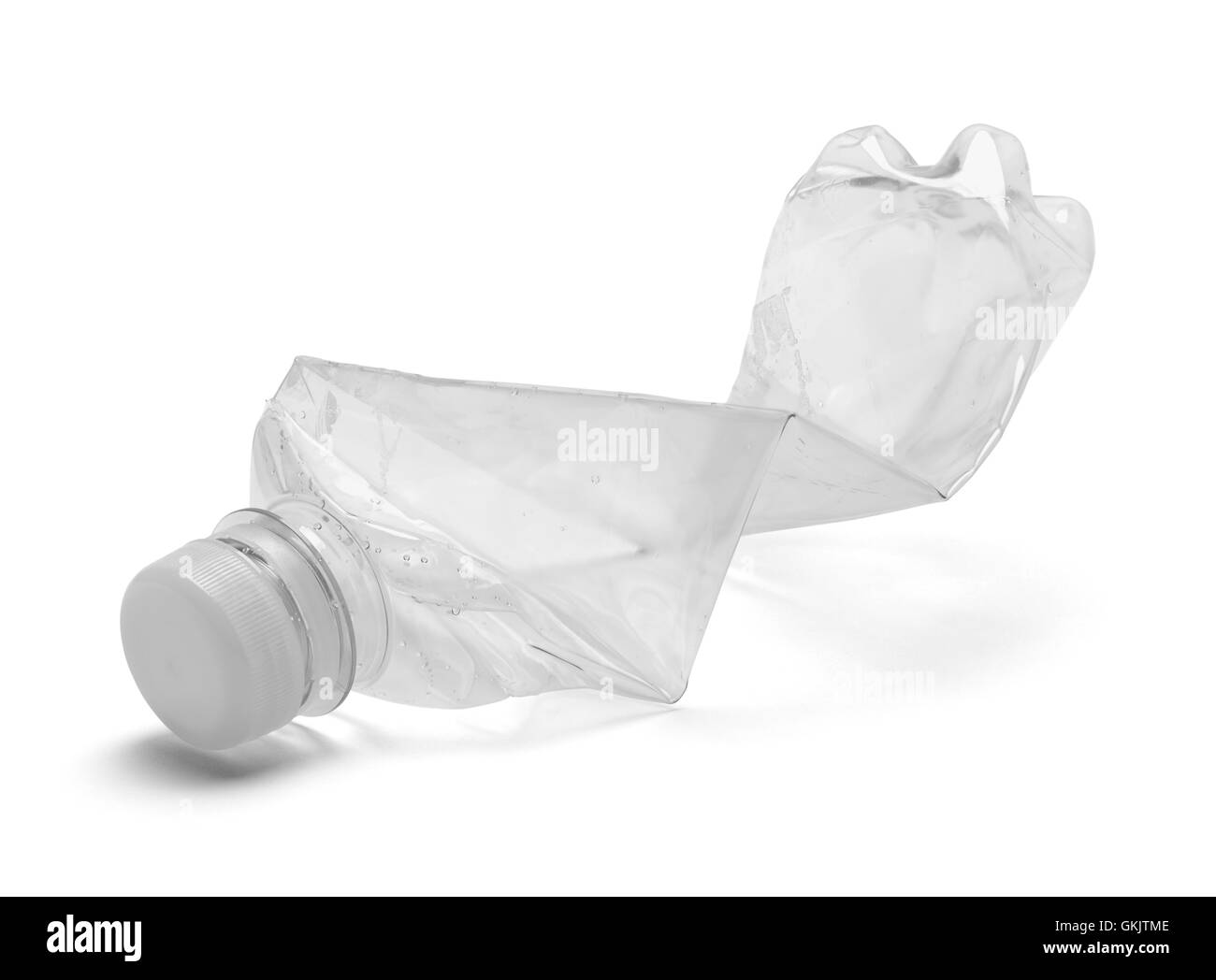 Vacíe la botella de agua de plástico triturado aislado sobre fondo blanco. Foto de stock