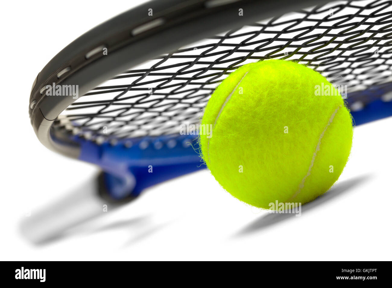 Azul y negro, raqueta de tenis con Bola Verde aislado sobre fondo blanco. Foto de stock