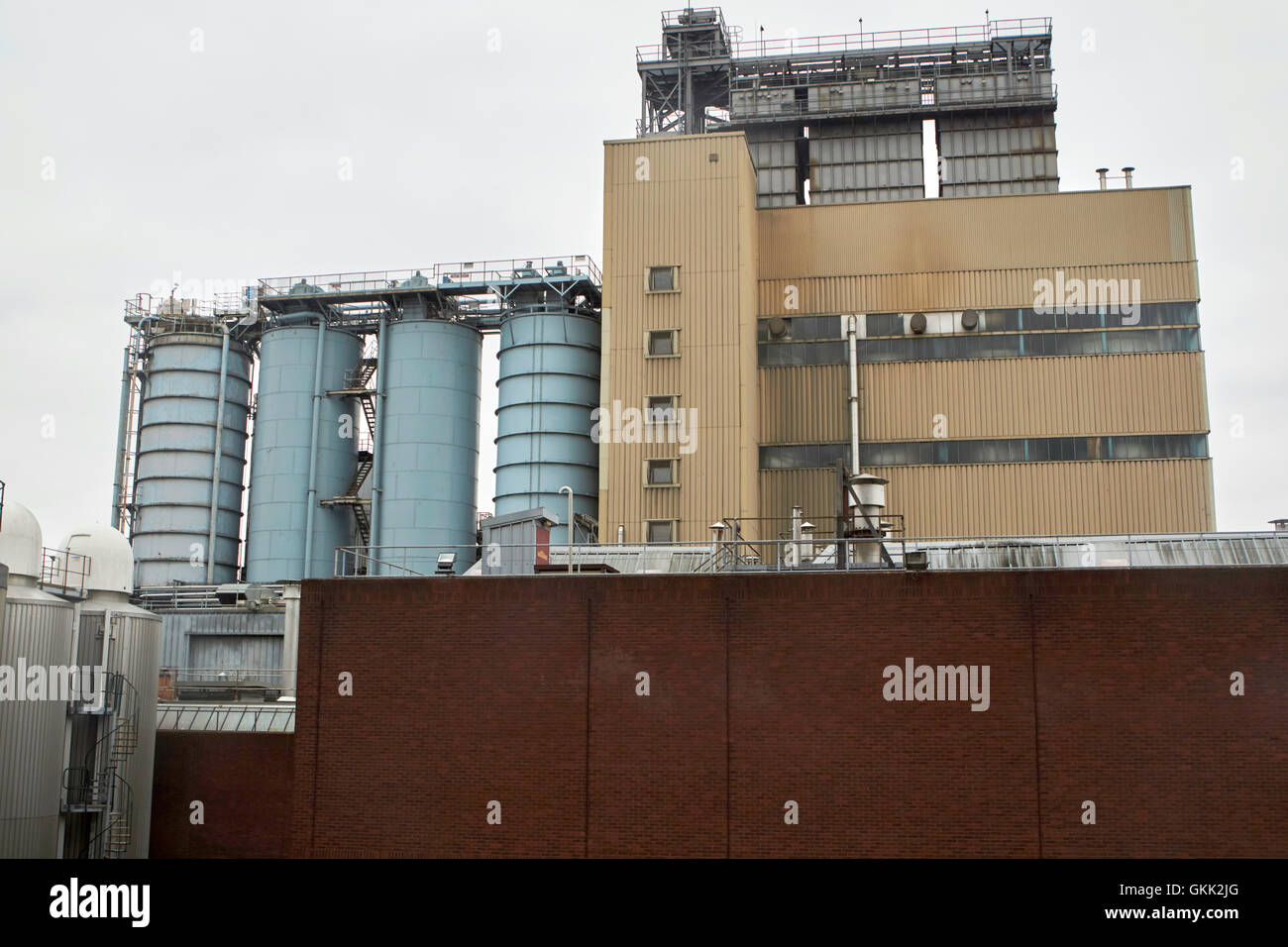 Tanques industriales y edificios de la Fábrica de Cervezas Guinness st james's Gate, Dublín Irlanda Foto de stock
