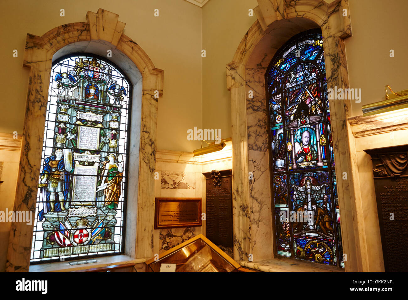 Los reyes homenaje y sir crawford mccullagh vidrieras interior del Ayuntamiento de Belfast Belfast, Irlanda del Norte Foto de stock