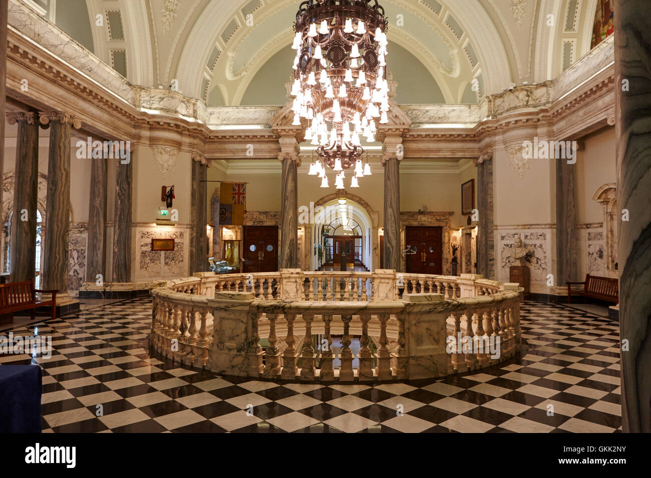 La rotunda primer piso interior del Ayuntamiento de Belfast Belfast, Irlanda del Norte Foto de stock