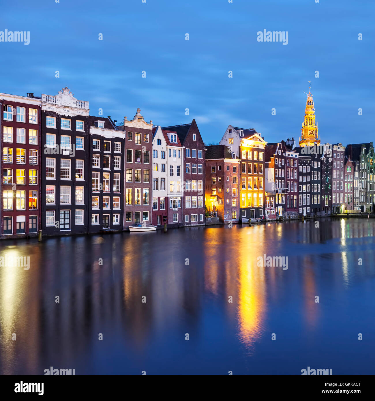 Viejos edificios tradicionales en Amsterdam por la noche Foto de stock