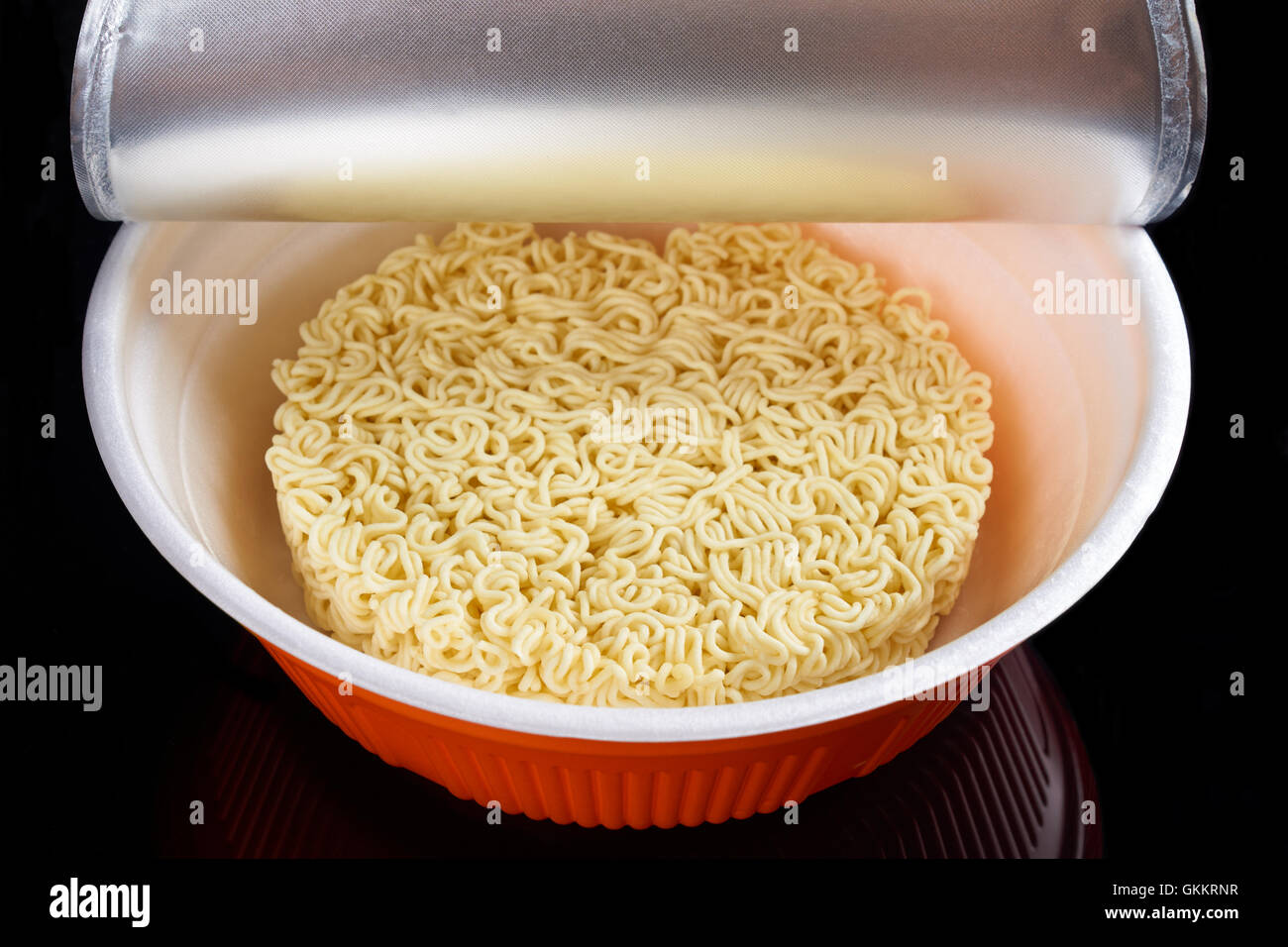 Fideos Instantáneos en placa de plástico abierto para la preparación Foto de stock