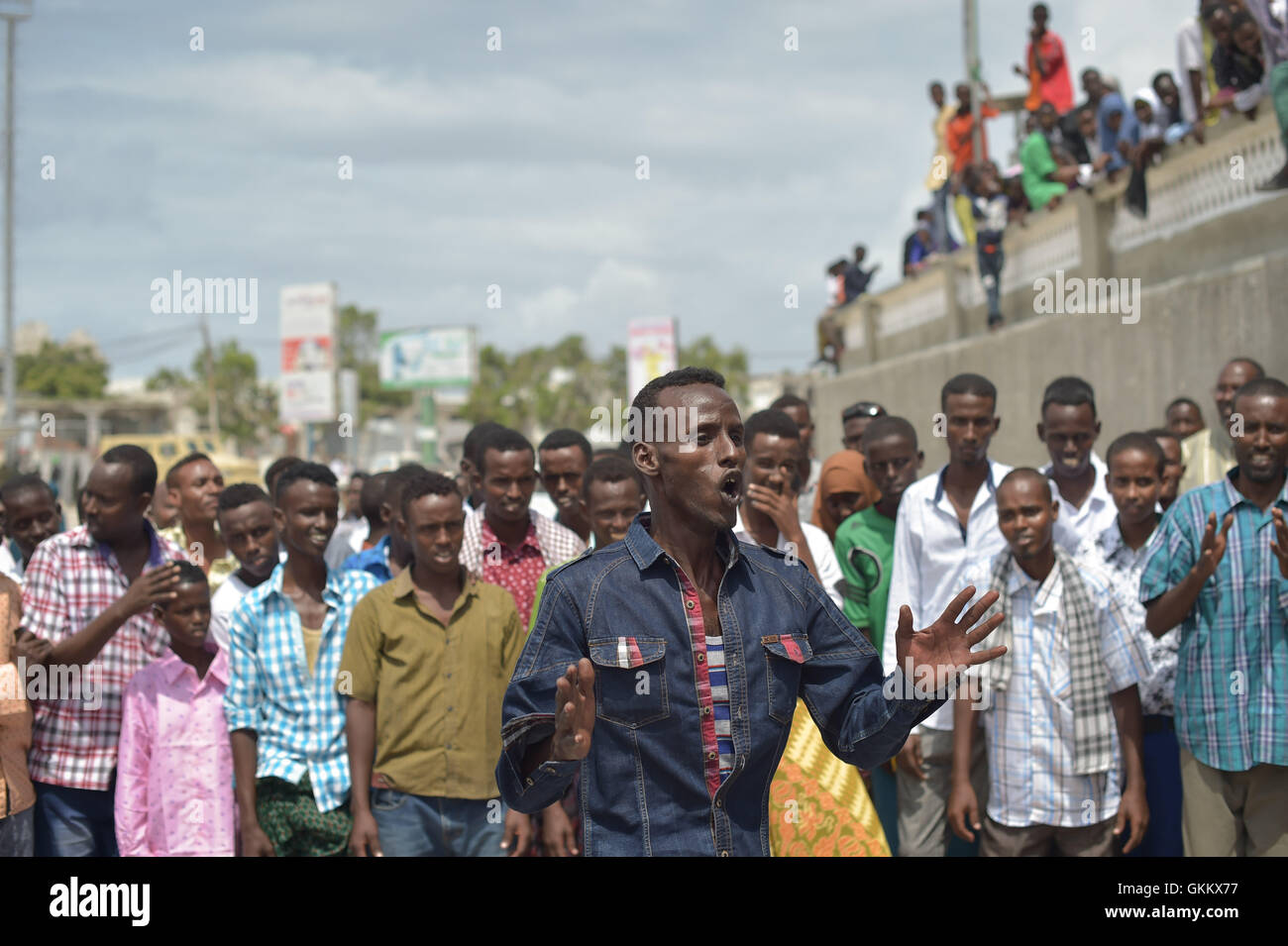 Los jóvenes hombres somalíes cantan y bailan durante Eid el-Fitr en la capital de Mogadiscio, Somalia, el 6 de julio de 2016. AMISOM Foto / Tobin Jones Foto de stock