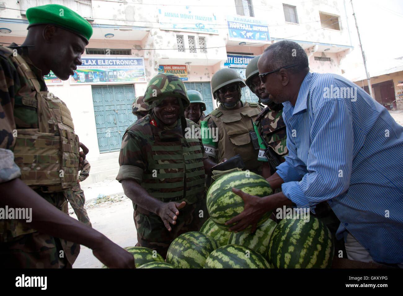 18/09/2011 - Mogadiscio, Somalia - el Comandante de las fuerzas terrestres de las UPDF Teniente General Edward Katumba Wamalapurchases sandías a un proveedor en el mercado Bakaara. Negocio está volviendo al centro económico clave de Mogadishu, puesto que Al Shabaab se retiró de la capital para el 6 de agosto de 2011. Foto de stock