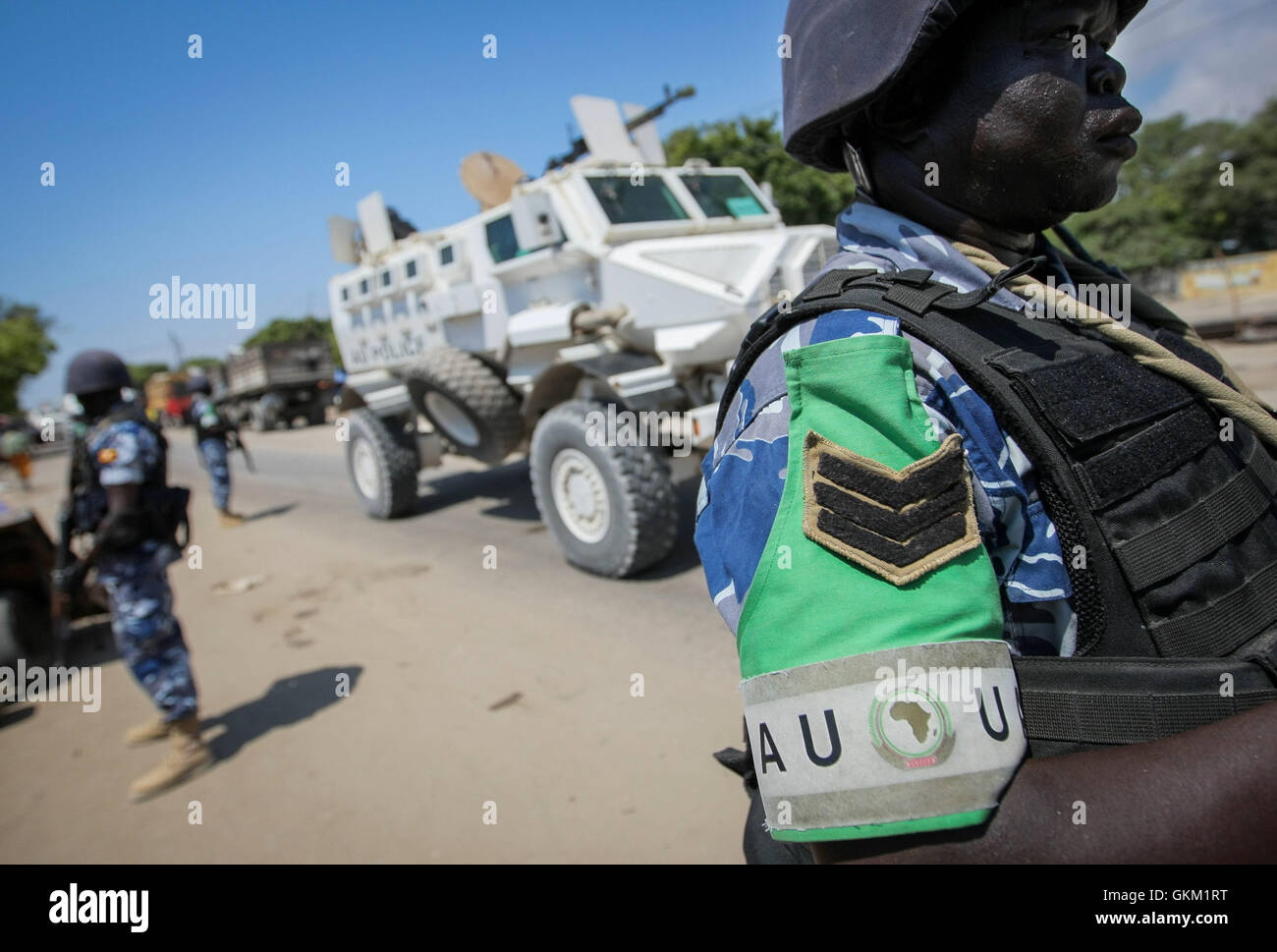 SOMALIA, MOGADISHU: En un panfleto foto tomada y liberado por el Grupo Africano Europea-estados unidas, Equipo de Apoyo a la información 09 de noviembre, oficiales de la policía de Uganda que sirve como parte de una unidad de policía constituida (FPU), con la misión de la unión de la Unión Africana en Somalia (AMISOM) montan guardia durante una patrulla a pie cerca del puerto en la capital somalí de Mogadishu. La AMISOM FPUs están colaborando con sus homólogos de la Policía Somalí (SPF) para ayudar a proporcionar seguridad en Mogadishu, además de la capacitación y asesoramiento de la SPF en técnicas policiales y prácticas. AU-ONU IST FOTO / STUART PRICE. Foto de stock