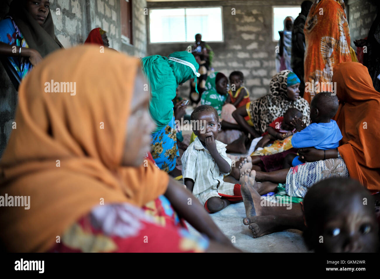 En una clínica celebrada en Jazira Training Camp el 6 de abril, los pacientes acuden a una clínica gratuita a fin de recibir tratamiento para una variedad de enfermedades. Muchos de los pacientes de la clínica provienen de Al-Jazeera el campamento de desplazados internos de las inmediaciones, donde aún existe una gran comunidad de desplazados internos somalíes. AU ONU IST FOTO / TOBIN JONES. Foto de stock