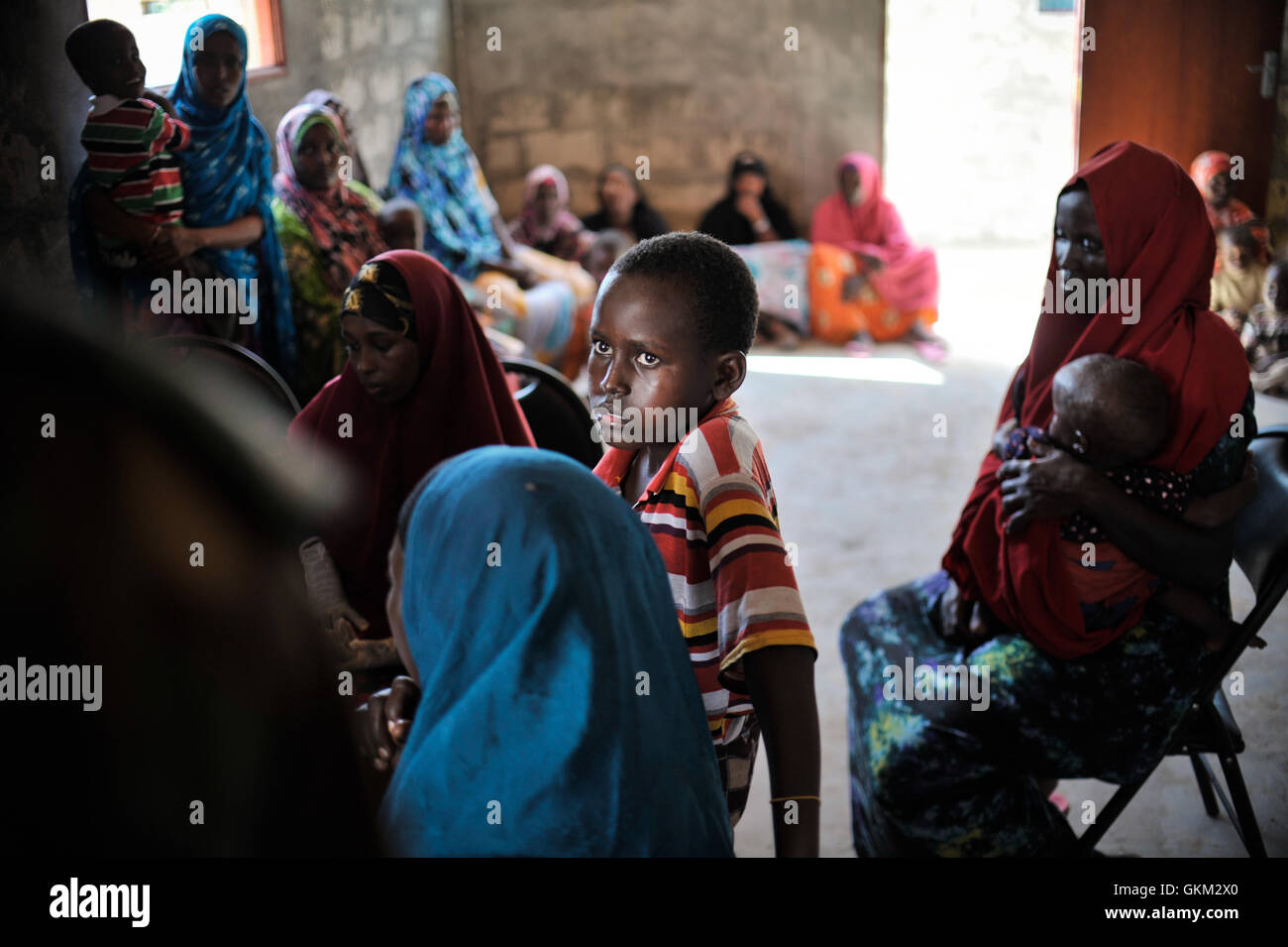 En una clínica celebrada en Jazira Training Camp el 6 de abril, los pacientes acuden a una clínica gratuita a fin de recibir tratamiento para una variedad de enfermedades. Muchos de los pacientes de la clínica provienen de Al-Jazeera el campamento de desplazados internos de las inmediaciones, donde aún existe una gran comunidad de desplazados internos somalíes. AU ONU IST FOTO / TOBIN JONES. Foto de stock