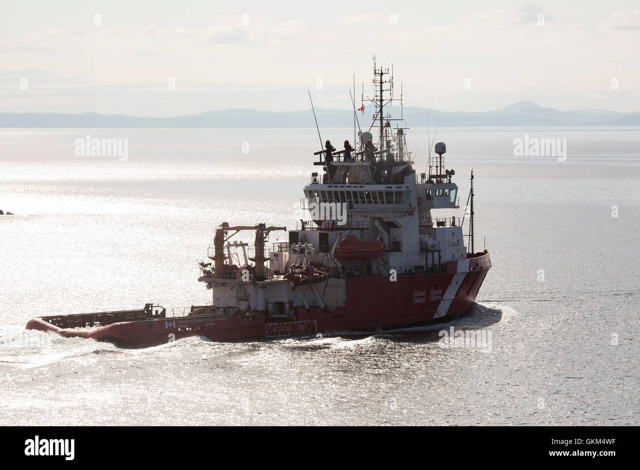 Un buque Guardacostas canadiense frente a las costas de Terranova y Labrador, Canadá. El buque tiene colores distintivos rojo y blanco. Foto de stock