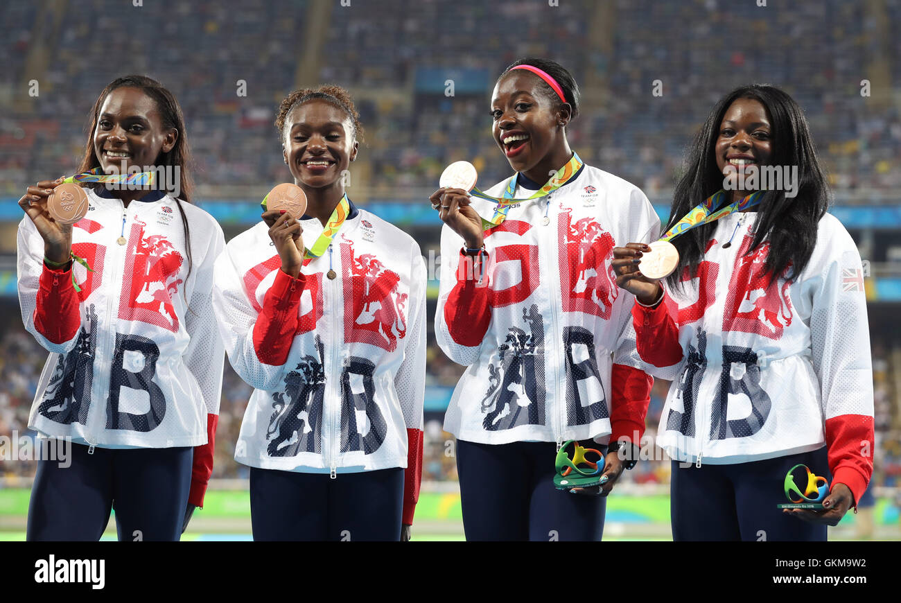 (De izquierda a derecha) de Gran Bretaña, Dina Asher-Smith Daryll Neita, Desiree Henry y Asha Felipe con sus medallas de bronce tras finalizar tercero en el femenino de 4 x 100m relevos en el Estadio Olímpico en el decimoquinto día de los Juegos Olímpicos de Río de Janeiro, Brasil. Foto de stock