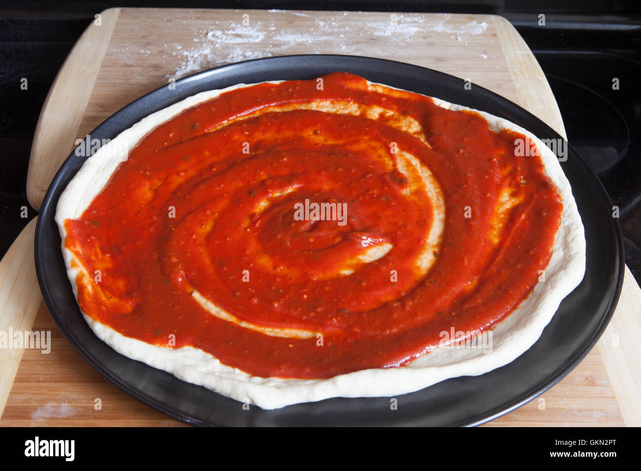 Masa para pizza salsa de tomate Foto de stock
