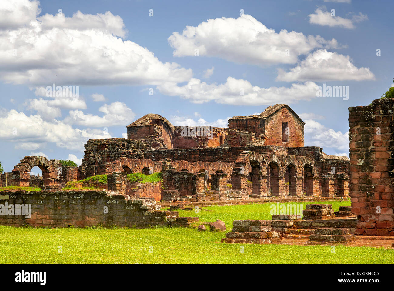 Ruinas de la reducción Jesuita Guaraní La Santísima Trinidad de Paraná, Sitio del Patrimonio Mundial de la UNESCO, Paraguay, América del Sur Foto de stock