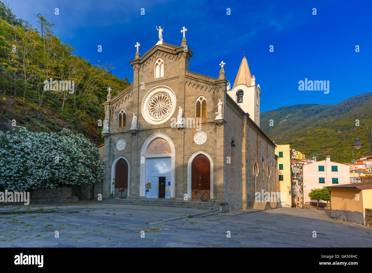 Iglesia de San Giovanni Battista, Riomaggiore, Italia Foto de stock