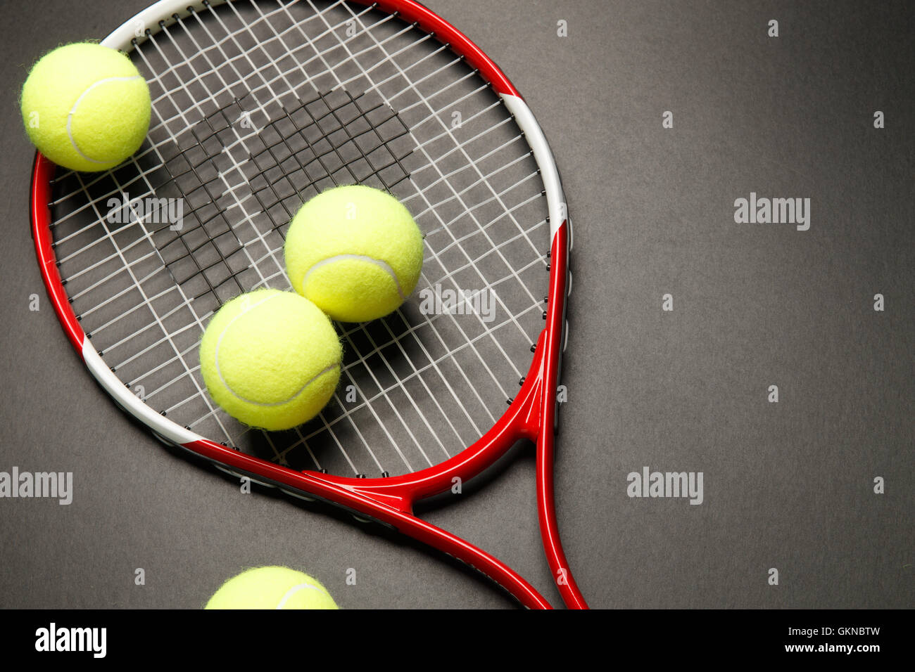 Reinas de tenis golpear tiro raqueta pelota muñequera mangak fotografías e  imágenes de alta resolución - Alamy