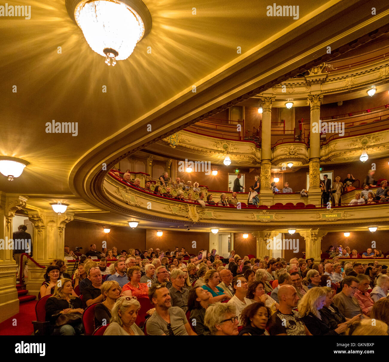 Teatro Municipal de Amsterdam - Neerlandés: Stadsschouwburg - interior con la gente. Foto de stock