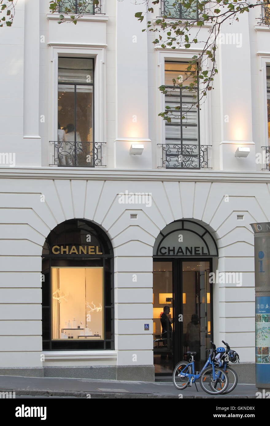 Tienda Chanel, compañía francesa que se especializa el prêt-à-porter bienes de lujo de ropa accesorios de moda Fotografía de stock - Alamy