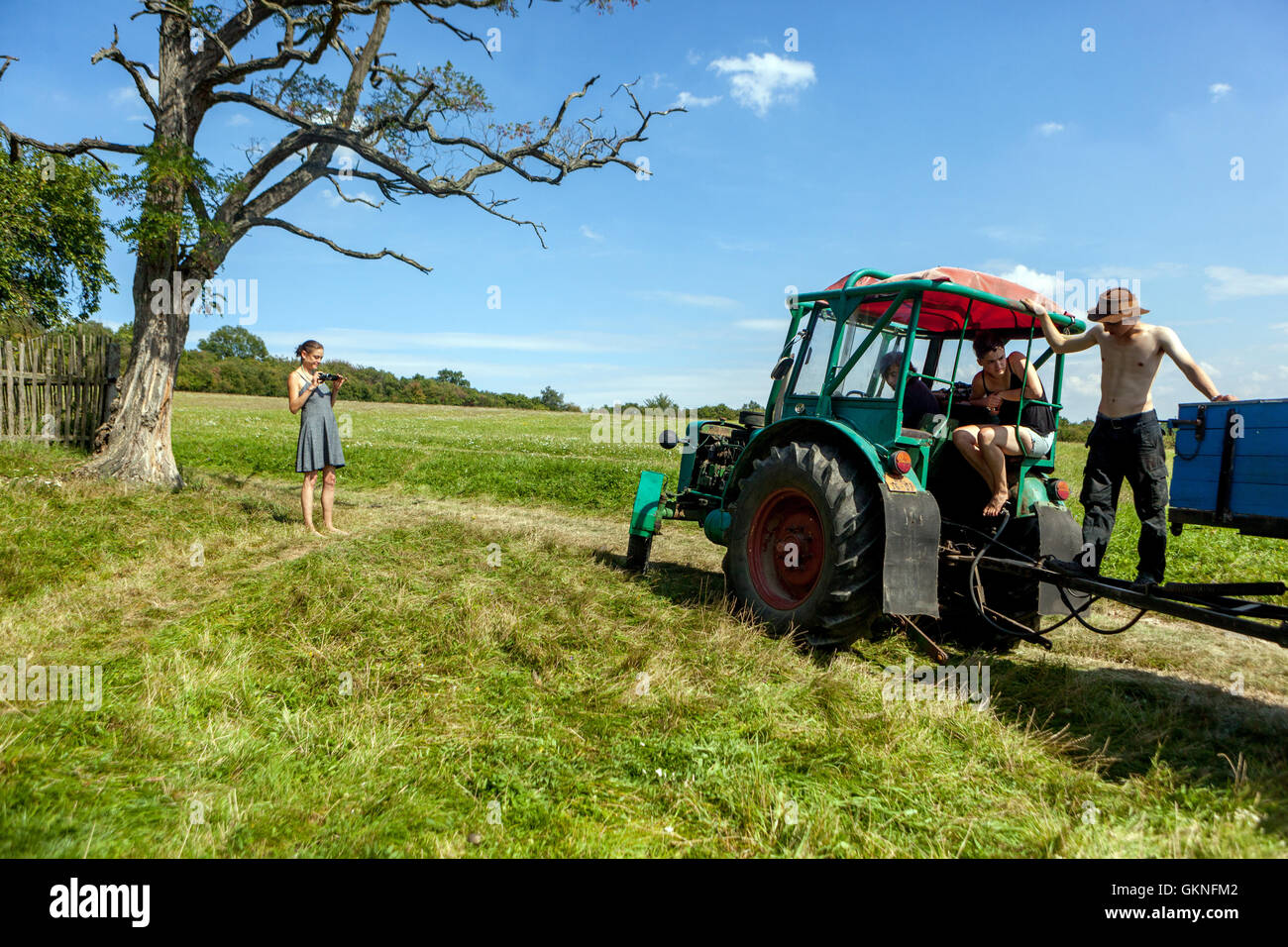 Antiguo tractor Zetor, paisaje rural, República Checa Farmer Foto de stock