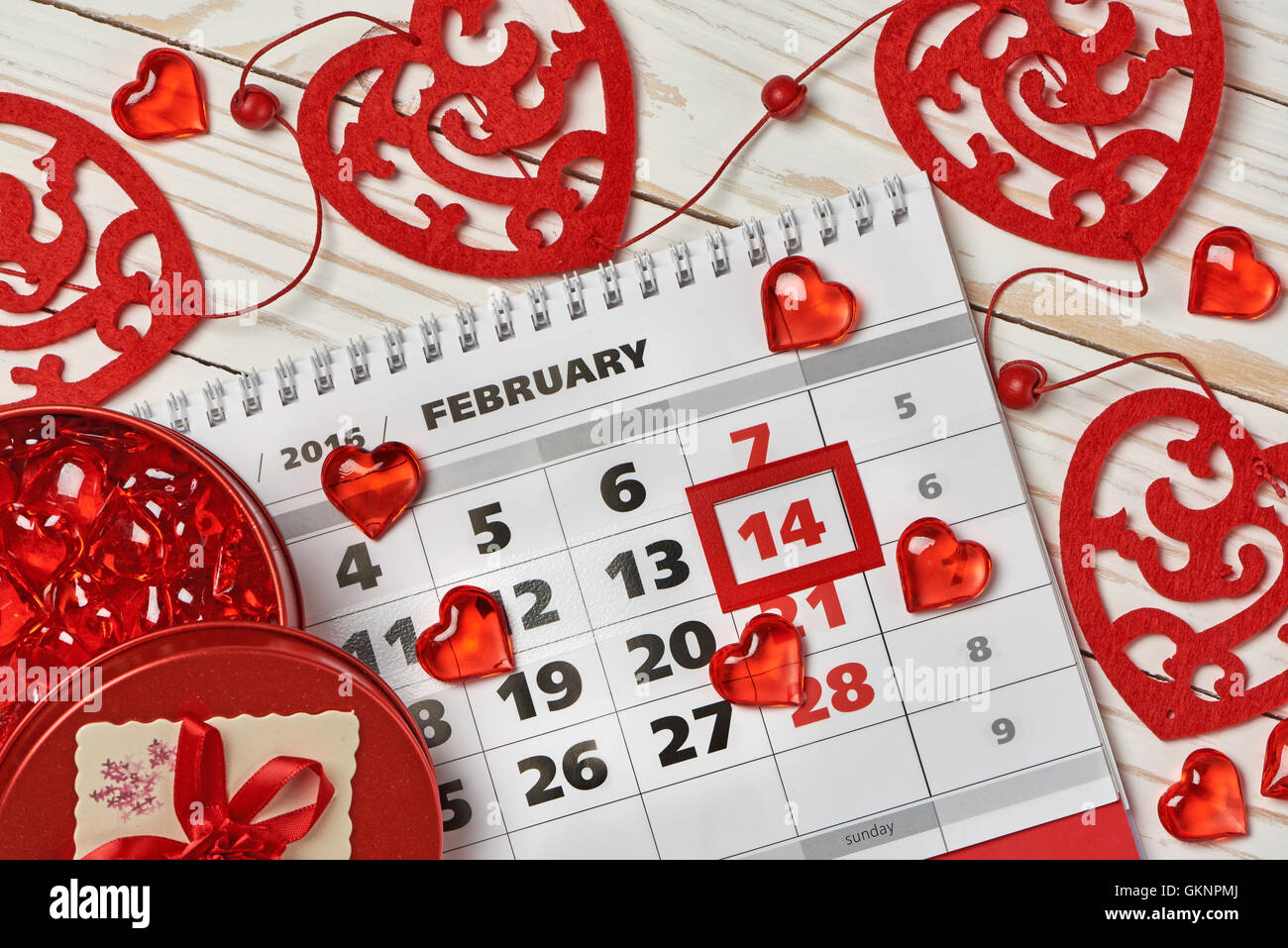 Calendario del día de San Valentín y Corazones rojos Foto de stock