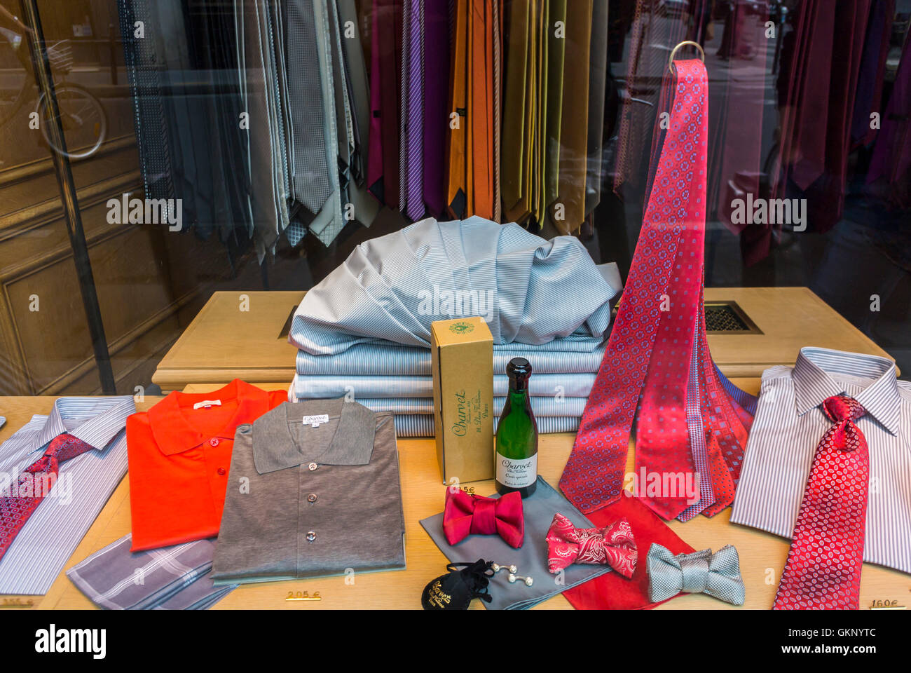 París, Francia, tiendas de lujo, Tienda de Accesorios de ropa (Charvet,  Camisetas personalizadas) de la Place Vendome, la tienda muestra la ventana  delantera Fotografía de stock - Alamy