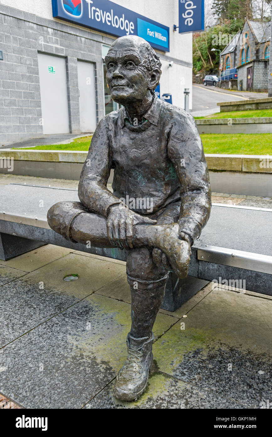 'Más pies', una escultura de David Annand, marcando el final de la avenida West Highland Way, Gordon Square, Fort William, en Escocia, Reino Unido. Foto de stock