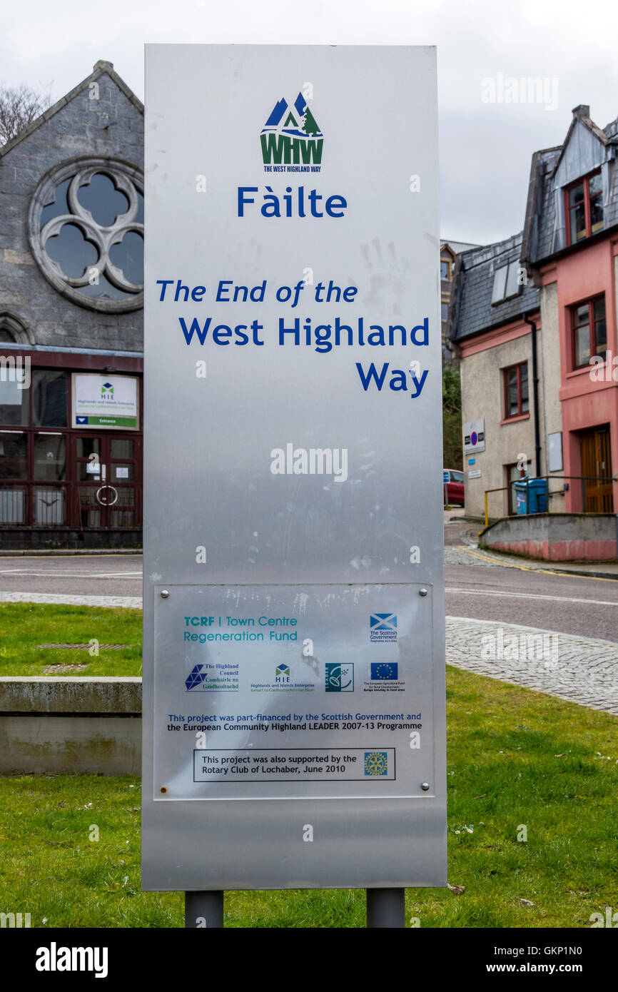 Señal que marca el final de la avenida West Highland Way, Gordon Square, Fort William, en Escocia, Reino Unido. Foto de stock