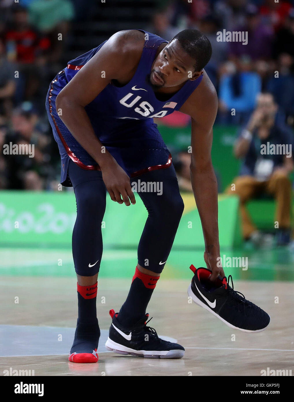 RIO DE JANEIRO, RJ - 21.08.2016: Rio 2016 - baloncesto Kevin Durant (USA)  pierde el tenis durante la disputa de la medalla de oro entre los Estados  Unidos y Serbia Baloncesto Juegos