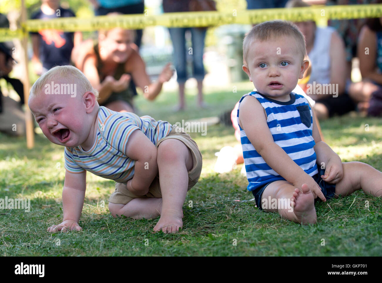 Elkton, Oregon, USA. 21 Aug, 2016. Bebé PRESTON ROSS, izquierda, pasa a ser  emocional durante la ronda de campeonato del pañal Bebé Derby carrera en el  blackberry Surherlin Festival el domingo. El