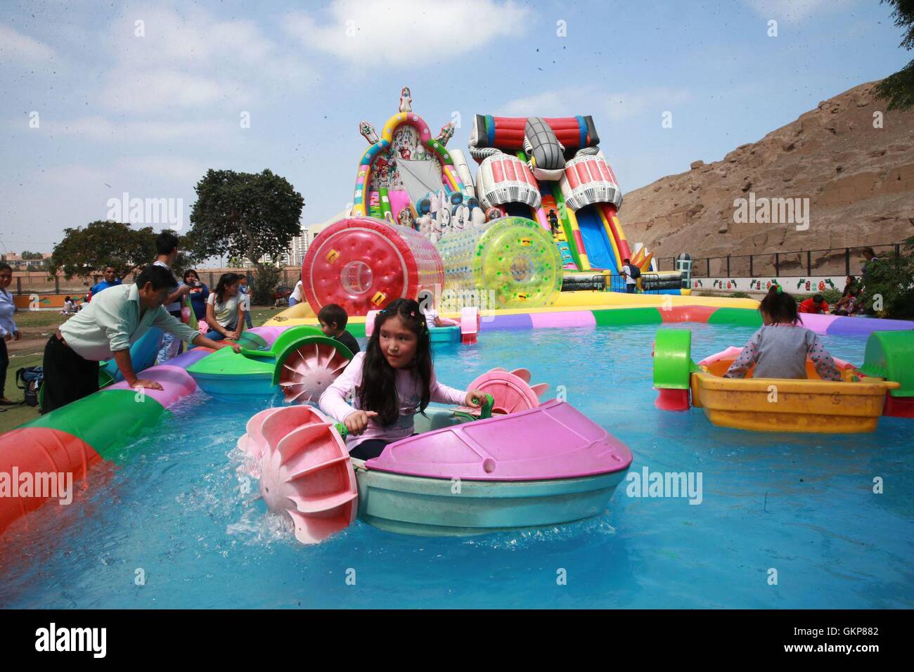 alcanzar elefante marxismo Lima. 21 Aug, 2016. Los niños disfrutan de juegos de agua en un parque de  diversiones en Lima, capital de Perú, del 21 de agosto, 2016, el Día de los  niños del