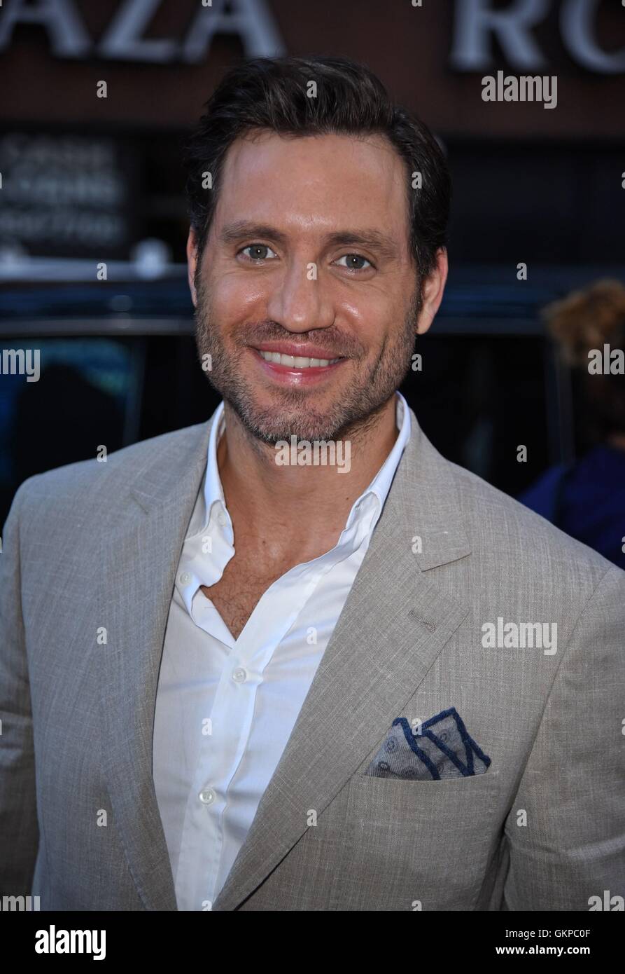 Nueva York, NY, EUA. 22 Aug, 2016. Edgar Ramírez y acerca del Celebrity Candids - MON, Nueva York, NY el 22 de agosto de 2016. Crédito: Derek tormenta/Everett Collection/Alamy Live News Foto de stock