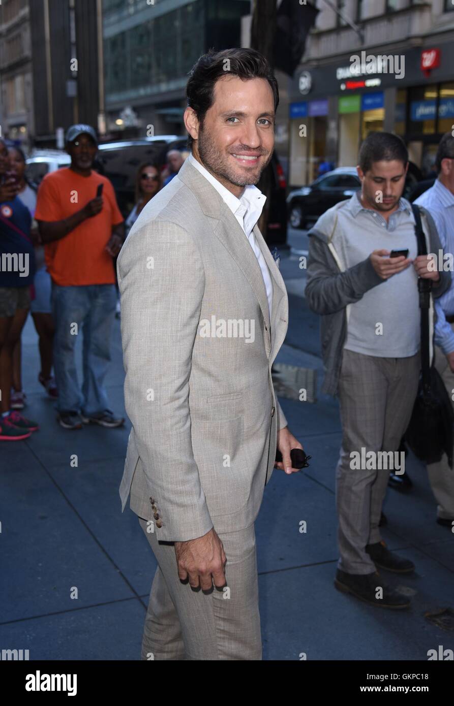 Nueva York, NY, EUA. 22 Aug, 2016. Edgar Ramírez y acerca del Celebrity Candids - MON, Nueva York, NY el 22 de agosto de 2016. Crédito: Derek tormenta/Everett Collection/Alamy Live News Foto de stock