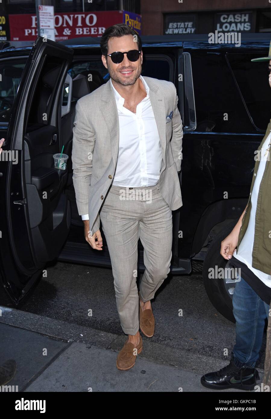 Nueva York, NY, EUA. 22 Aug, 2016. Edgar Ramírez y acerca del Celebrity Candids - MON, Nueva York, NY el 22 de agosto de 2016. Crédito: Derek tormenta/Everett Collection/Alamy Live News Foto de stock