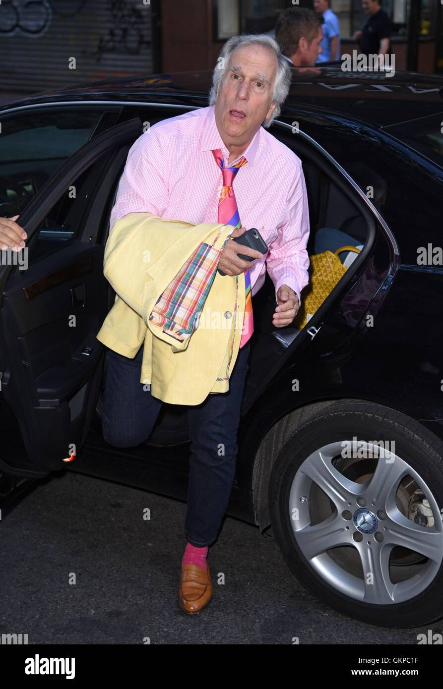 Nueva York, NY, EUA. 22 Aug, 2016. Henry Winkler y acerca del Celebrity Candids - MON, Nueva York, NY el 22 de agosto de 2016. Crédito: Derek tormenta/Everett Collection/Alamy Live News Foto de stock