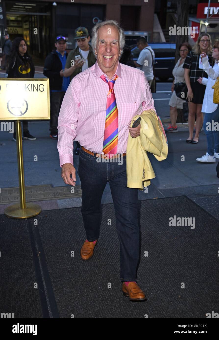 Nueva York, NY, EUA. 22 Aug, 2016. Henry Winkler y acerca del Celebrity Candids - MON, Nueva York, NY el 22 de agosto de 2016. Crédito: Derek tormenta/Everett Collection/Alamy Live News Foto de stock