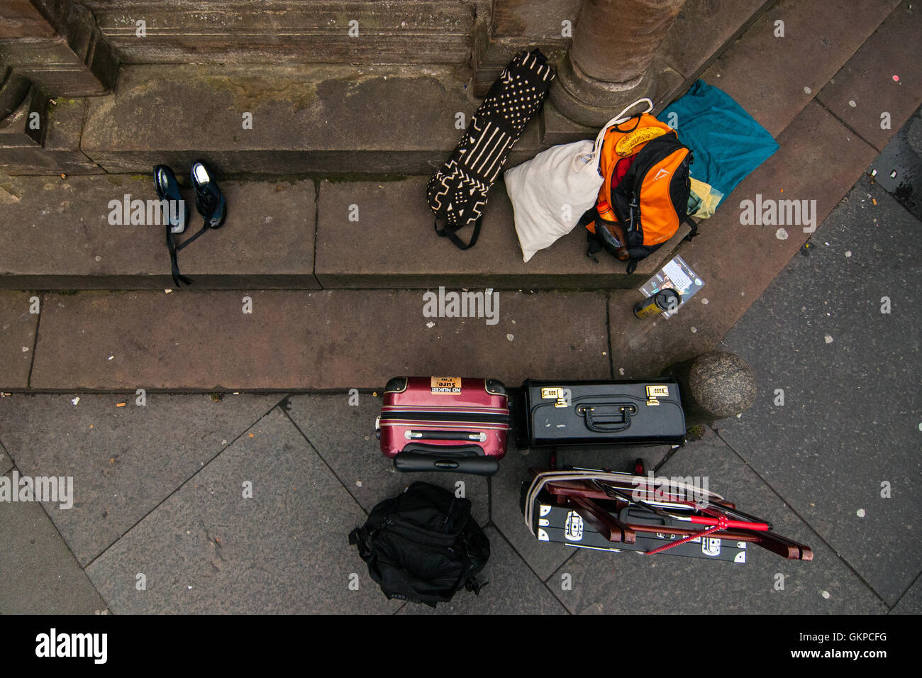 Mujeres Con Maletas Fotos e Imágenes de stock - Página 7 - Alamy