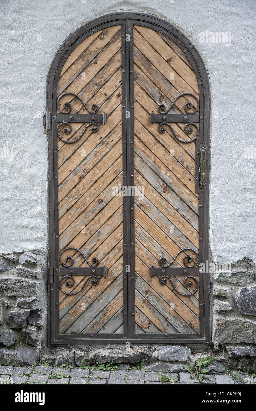 Puertas antiguas de madera con hierro forjado y tornillos Fotografía de  stock - Alamy