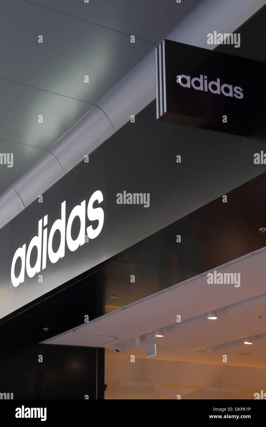 El Logotipo de Adidas, multinacional alemana que diseña y fabrica ropa  deportiva y accesorios Fotografía de stock - Alamy