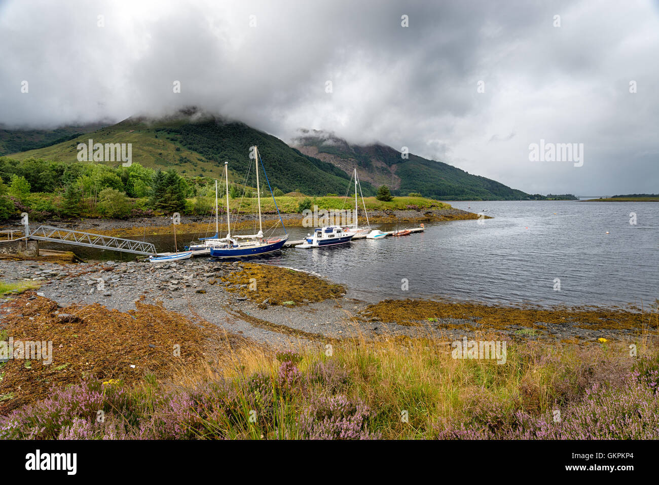 Barcos en Loch Leven cerca de Glencoe village en las Highlands escocesas Foto de stock